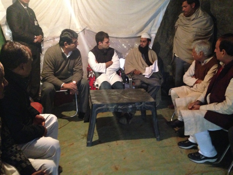 Sh._Rahul_Gandhi_interacting_with_the_riot_victims_in_Mallakpur_Relief_Camp_1