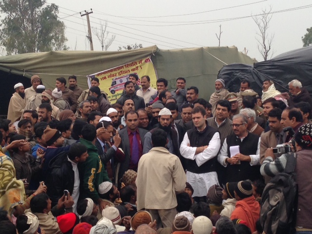 Sh._Rahul_Gandhi_interacting_with_the_riot_victims_in_Mallakpur_Relief_Camp_2