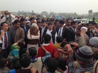 Sh._Rahul_Gandhi_interacting_with_the_riot_victims_in_village_Noorbasti
